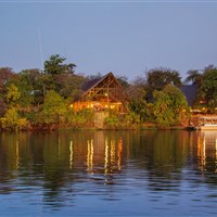 Chobe Safari Lodge 4* - Chobe Safari Lodge - pohled od Chobe River - ckmarcopolo.cz