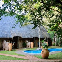 Nguni Lodge 4* - Vnitřní zahrada s bazénem - ckmarcopolo.cz
